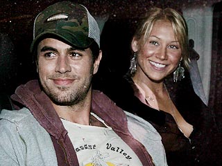 Sources: Anna Kournikova Is Not Married