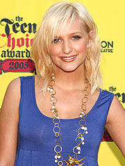Ashlee Simpson Skirts 'Boyfriend' Issue