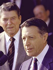 Ex-Secretary of Defense Weinberger Dies