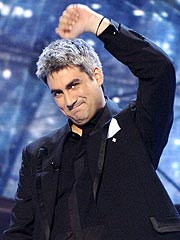 Taylor Hicks Inks Record Deal