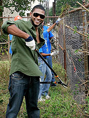 Usher Helps with New Orleans Clean-Up