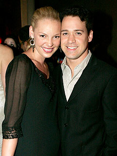 T.R. Knight, Katherine Heigl Not Leaving Grey’s Anatomy