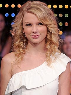 Taylor Swift Talks of Diplomas and Dating
