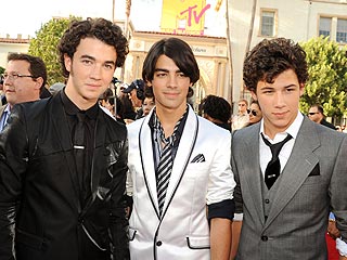 Jonas Brothers Toast Grammy Nod – with Cider!