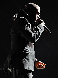 Amy Winehouse Wins Best New Artist, Kanye West Pays Tribute to Mom