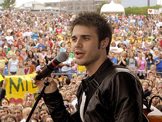 Kris Allen Rocks Arkansas in Frenzied Hometown Reunion