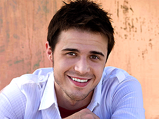 Kris Allen Signs Record Deal