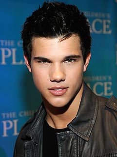Tweens Would Rather Hang with Taylor than Rob