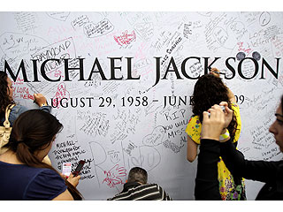 PHOTO: Fans Sign Wall Dedicated to King of Pop