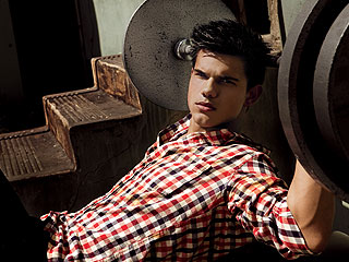 Taylor Lautner 'Six-Packs' It on for New Moon