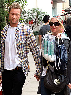 Couples Watch: Christina Applegate's Cozy Shopping Spree
