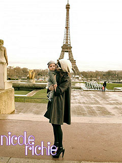 PHOTO: Nicole Richie Kissing Sparrow in Paris