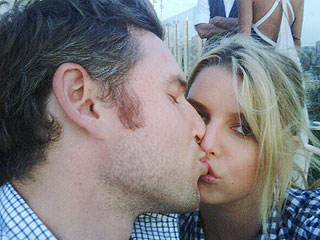 PHOTO: Jessica Simpson and Eric Johnson Pucker Up