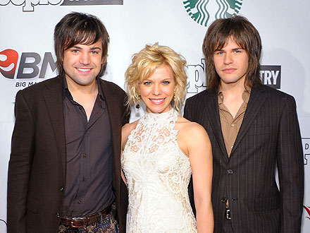 CMA Awards 2011: Taylor Swift, the Band Perry Parties in Nashville