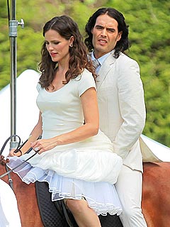 Russell Brand, Jennifer Garner Kiss in Arthur