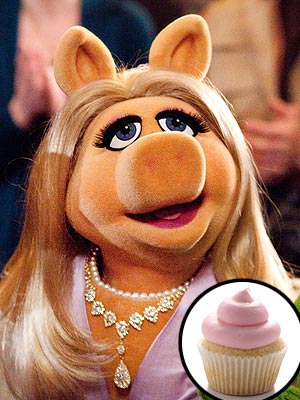 Muppets: Miss Piggy Throws Cupcakes at Paparazzi