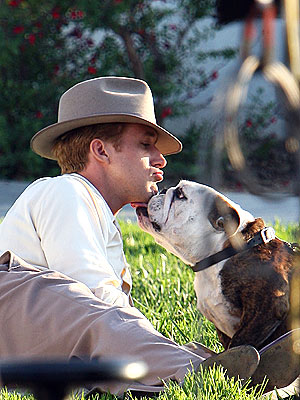 Ryan Gosling Kissed by Bulldog in The Gangster Squad