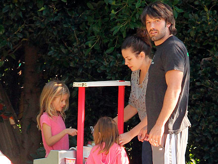 The Garner-Affleck Girls Set Up a Lemonade Stand
