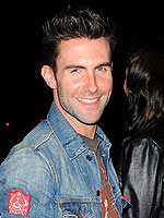 Adam Levine Works on His Golf Game | Adam Levine