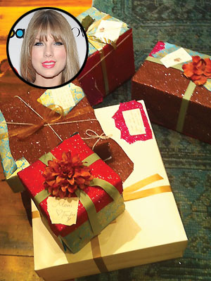 Taylor Swift Pictures: Christmas Gift Wrapping