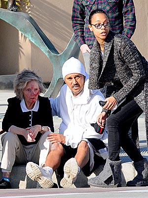 Zoe Saldana Helps Elderly Woman After Car Accident