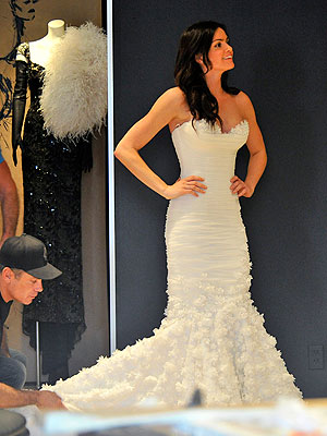 The Bachelor: Courtney Robertson Tries on Wedding Dress