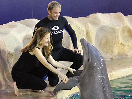 Kelly Preston Meets Dolphin at Georgia Aquarium