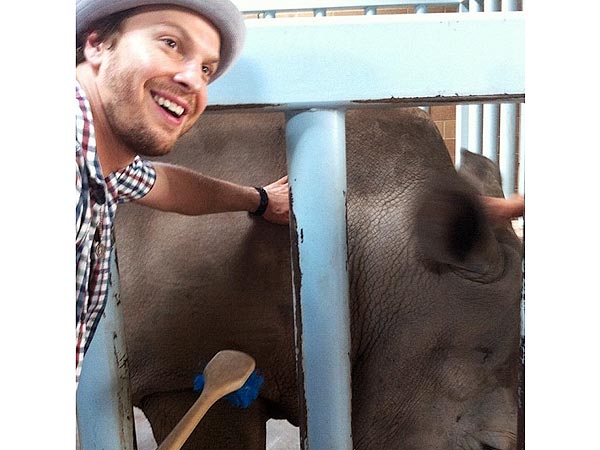Gavin DeGraw Loofahs a Rhino