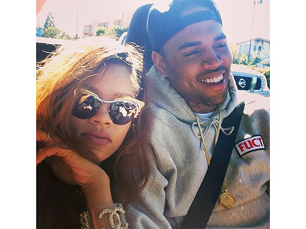 Rihanna, Chris Brown Break Up? Couple Poses for Instagram Picture