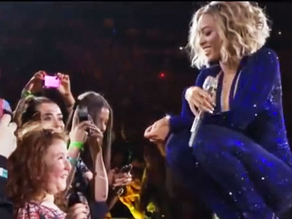 Beyoncé Sings with a Blind Fan at Her Concert