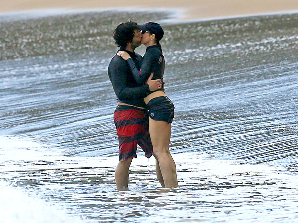 Renee Zellweger Dating Doyle Bramhall II; Photos of Them Kissing in Hawaii