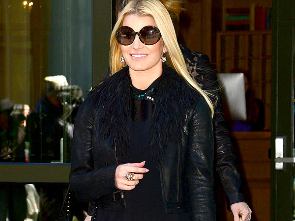 Jessica Simpson Brings Her Own Drinks to Dinner