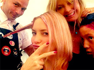 Kate Hudson & Goldie Hawn Get Pink Locks for Breast Cancer Awareness (PHOTO)