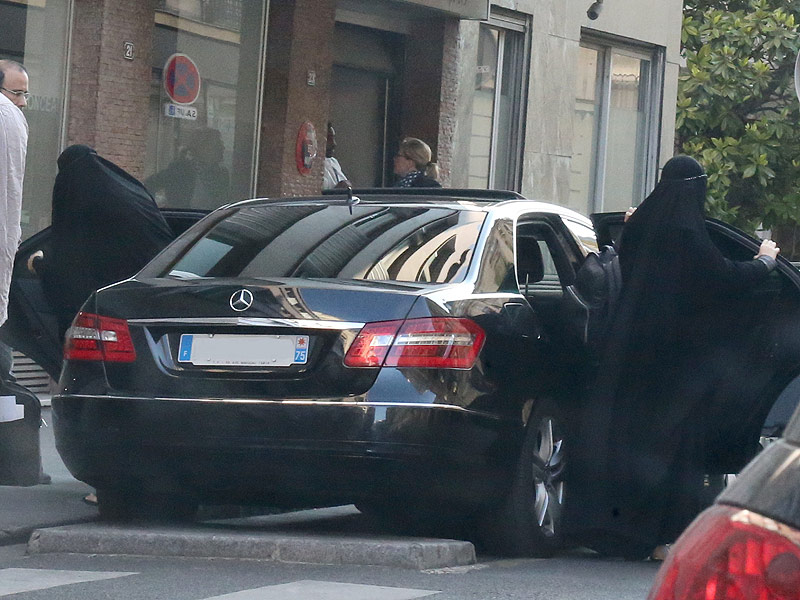 Gisele Bundchen Wears Burqa Disguise in Paris, Reports Say