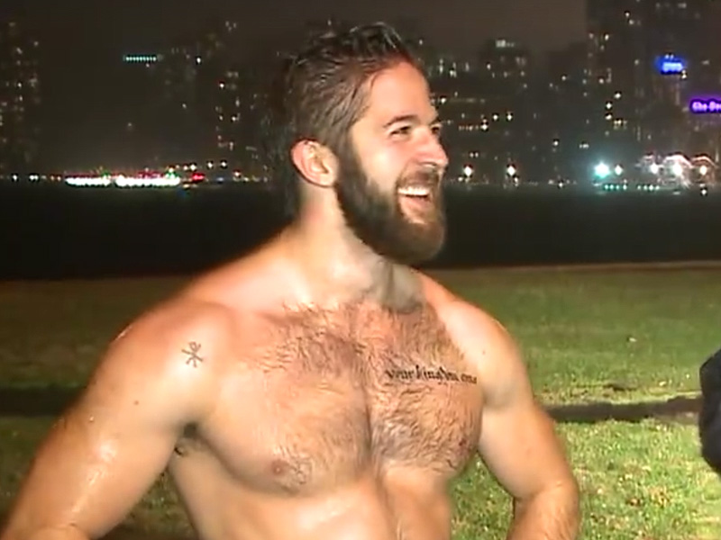 Shirtless Runner in Chicago Becomes Internet Sensation