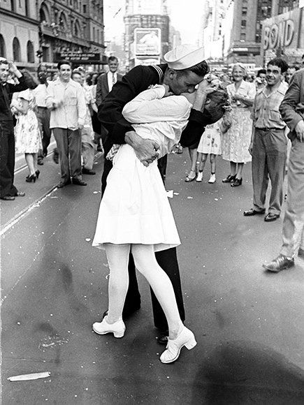Nurse Kissed by Sailor in Iconic Times Square Photo Dies at 92: Reports
