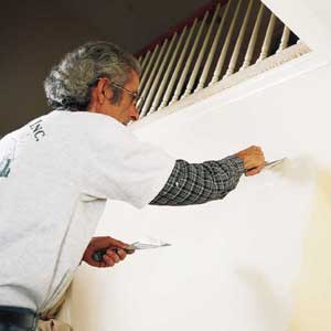 filling cracks in the wall before painting