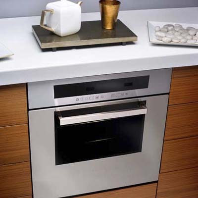 24-inch convection oven from Ariston, ideal for small spaces