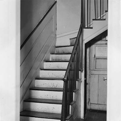 staircase making a ninety-degree turn