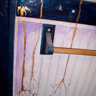 ugly paint accents in outdated bathroom