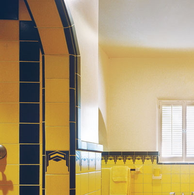 art deco style bathroom with bathing niche
