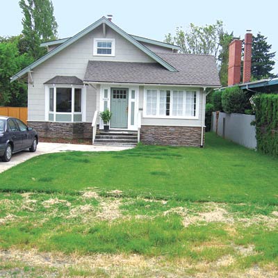 craftsman house with bare lawn