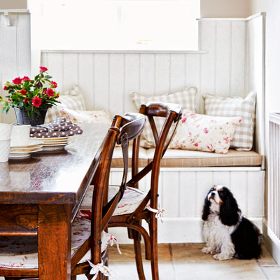 window seat with beadboard