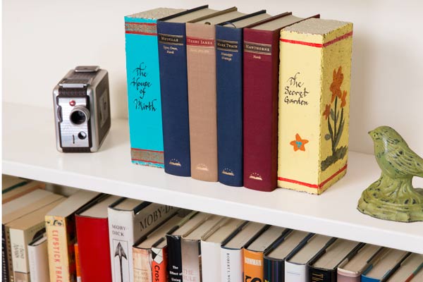 bricks painted to look like books used as bookends on bookshelf, 10 uses for bricks