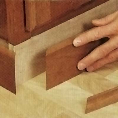 Concealing the platform of the platform of the entertainment center with baseboard molding