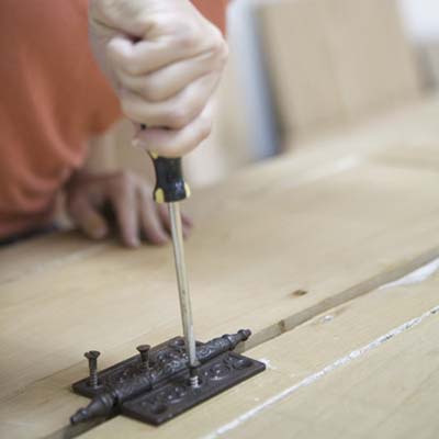 attaching hinges to make screen door