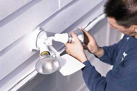 Installing a Garage Floodlight tout
