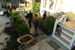 Roger Cook and Kevin O'Connor tend to the driveway at Cambridge 2012